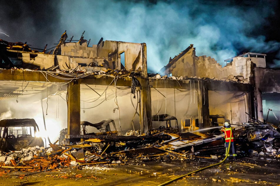 Das Gebäude sowie fünf Einsatzfahrzeuge brannten vollständig aus.