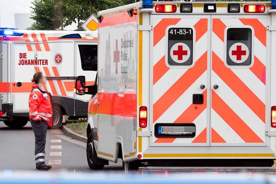 Der Notarzt konnte nur noch den Tod der beiden Fahrer feststellen. (Symbolbild)