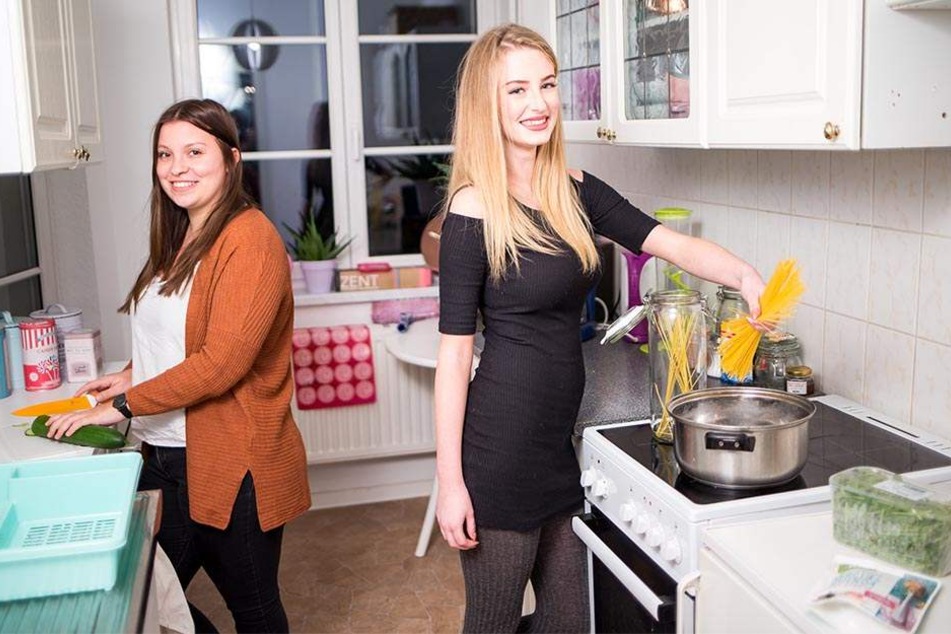 WG-Leben: Mit Mitbewohnerin Paulina (20) kocht die neue Miss Sachsen auch manchmal zusammen.