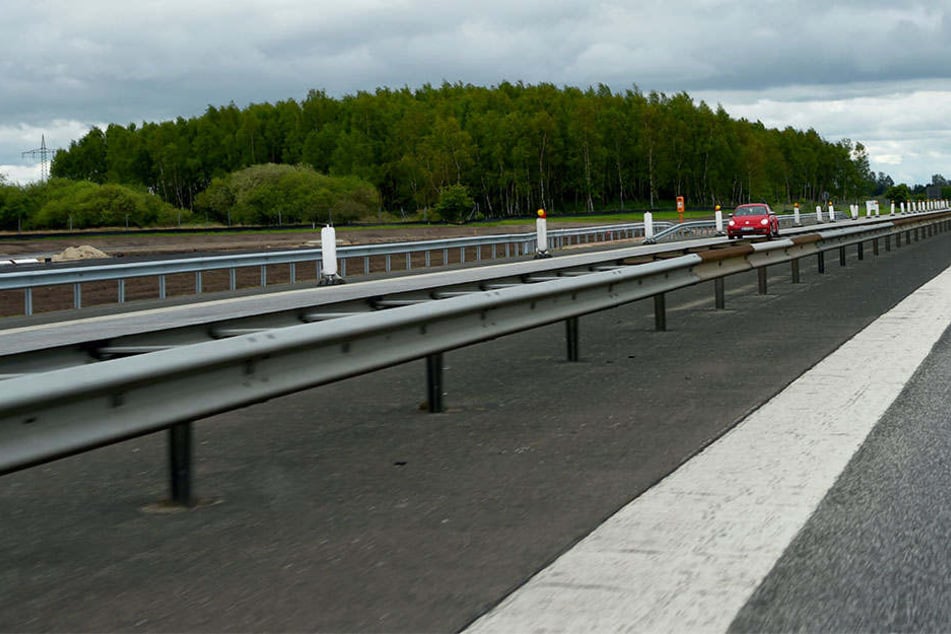 Bei einem Überholmanöver auf der Autobahn 7 in Fahrtrichtung Ulm verlor ein Krankenwagen die Kontrolle und krachte frontal in eine Leitplanke. (Symbolbild)