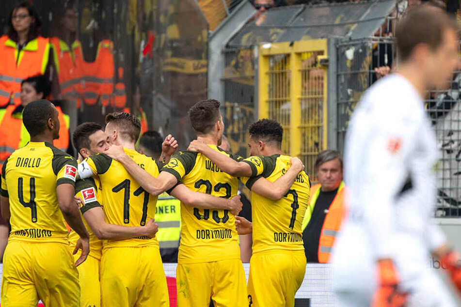 Gemeinschaftlicher Dortmunder Torjubel nach dem Treffer zum 0:2.