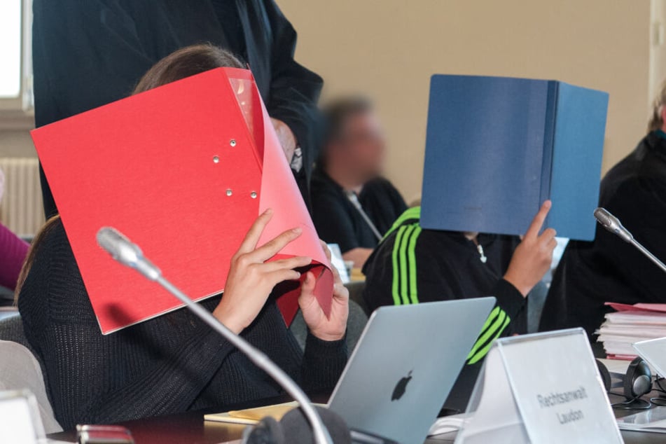 Zwei Angeklagte und ihre gesetzlichen Vertreter sitzen 2016 in Hamburg im Landgericht.