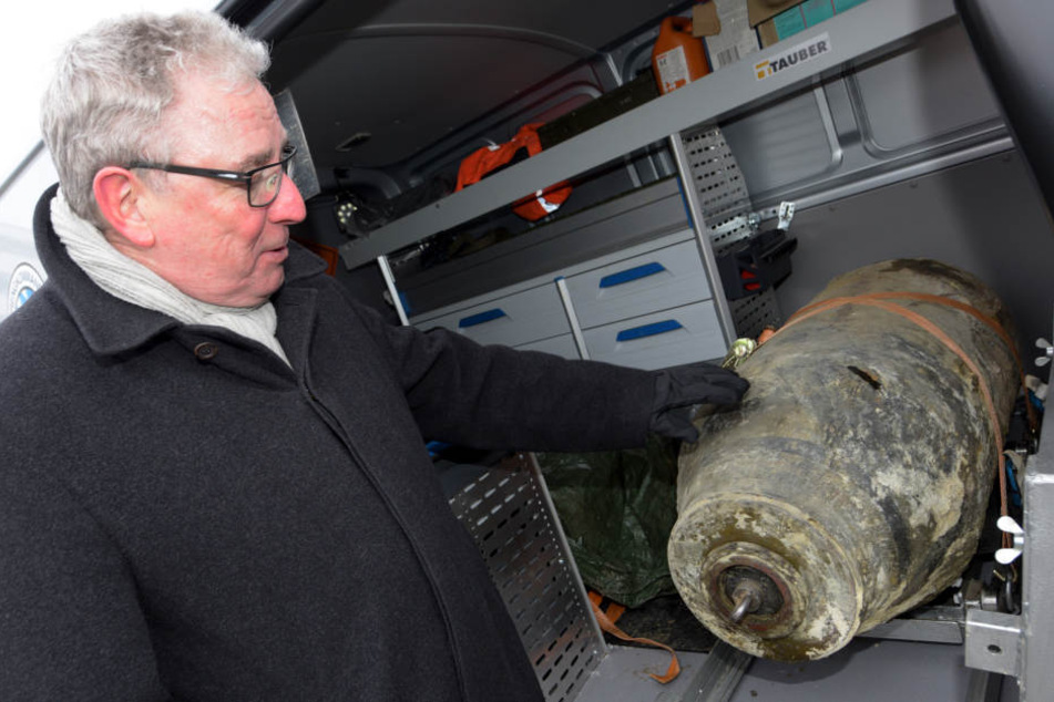 Oberbürgermeister Gerold Noerenberg (CSU) steht neben einer 500 Kilo schweren Fliegerbombe aus dem Zweiten Weltkrieg. Es war die erste Bombe, weswegen die Stadt evakuiert werden musste. (Archivbild)