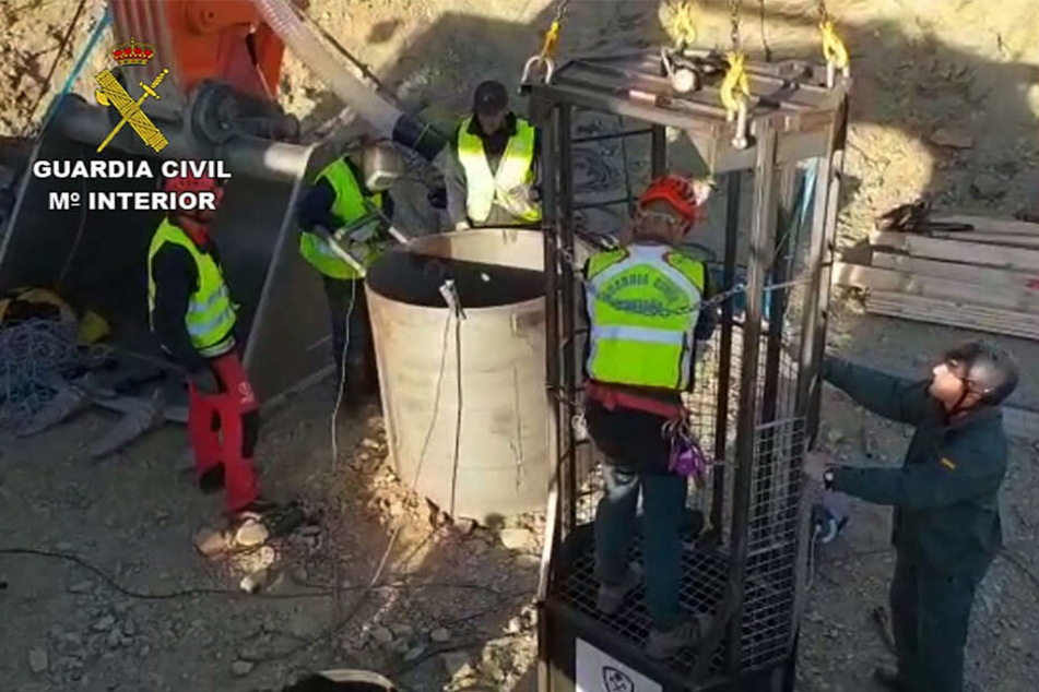 In diesem Käfig stiegen die Arbeiter zu dem Jungen hinab, jedoch vergebens.