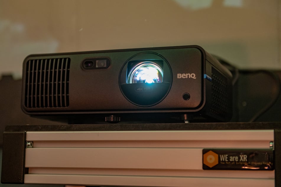 Einer der insgesamt fünf Projektoren der "Ganzkuppelprojektionsanlage".