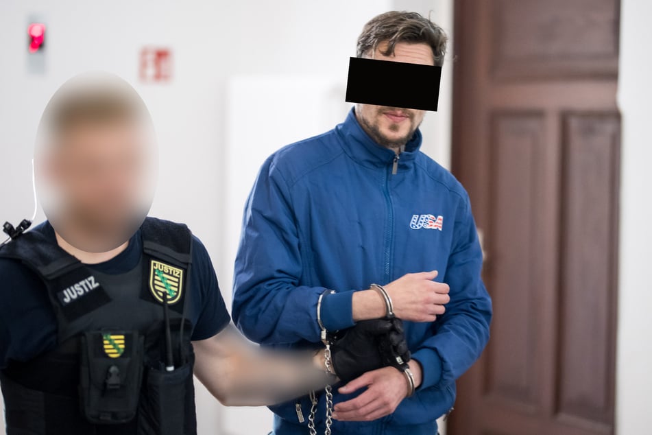 Als Brandstifter angeklagt: Thomas B. (42, r.) wird versuchter Mord in sieben Fällen vorgeworfen.