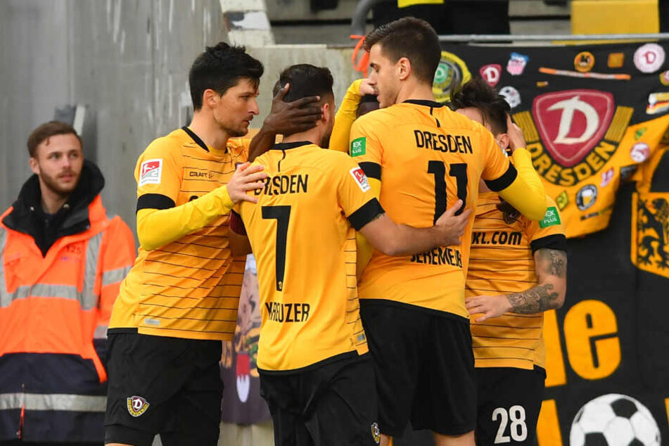 Die Dynamo-Spieler bejubeln das 1:0 durch Alexander Jeremejeff.