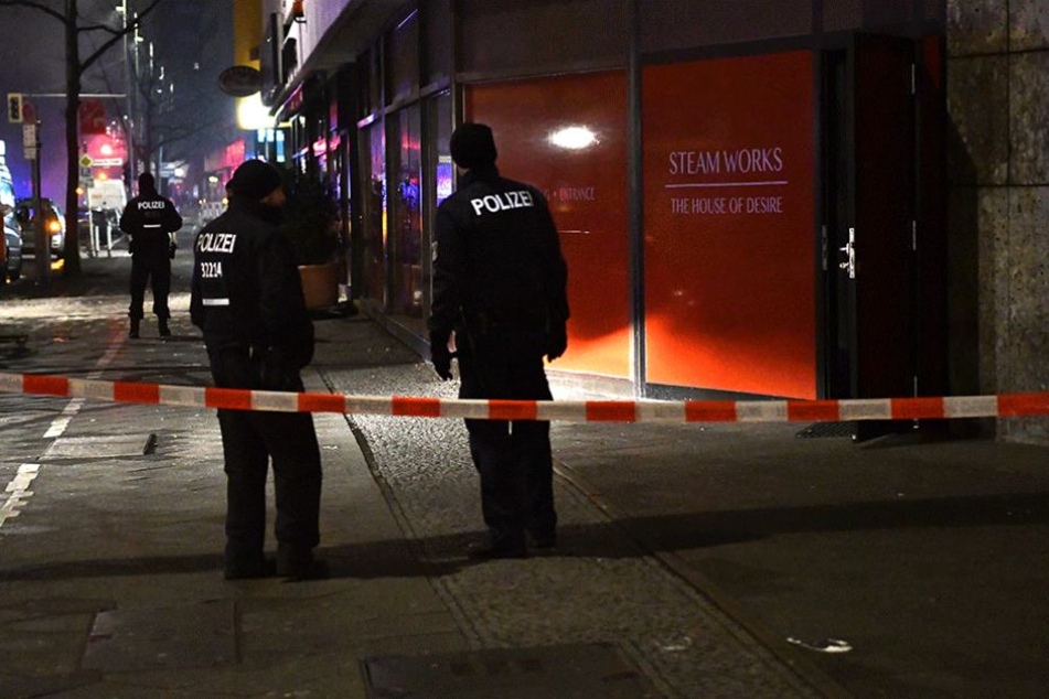 Polizisten stehen vor dem Saunaclub "Steamworks" auf der Kurfürstenstraße.