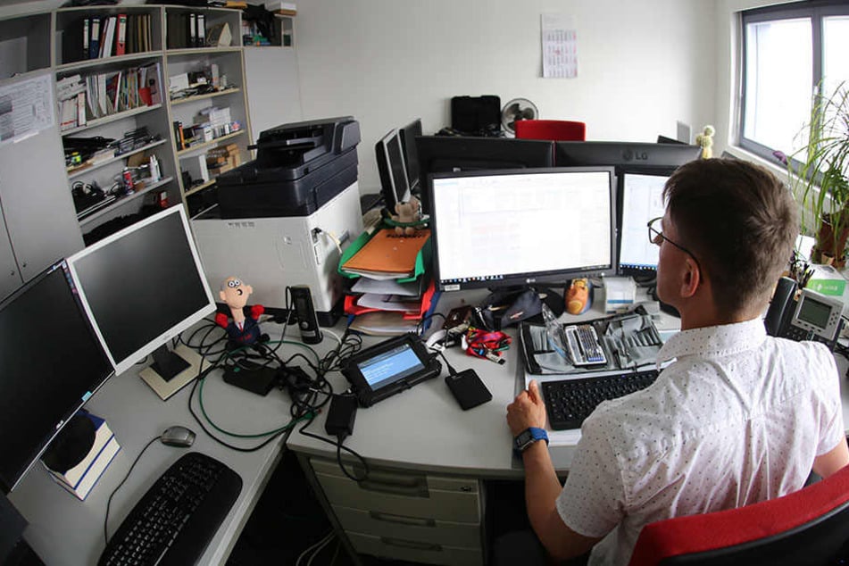 Ein IT-Steuerfahnder bei der Arbeit im Finanzamt Dresden-Nord. Er wertet etwa Festplatten aus, bereitet die Daten auf.