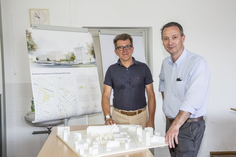 Im Sommer präsentierten Schulleiter Bernd Petschke (l.) und Bildungsbürgermeister Jan Donhauser (51, CDU) noch die Pläne für den neuen Campus.