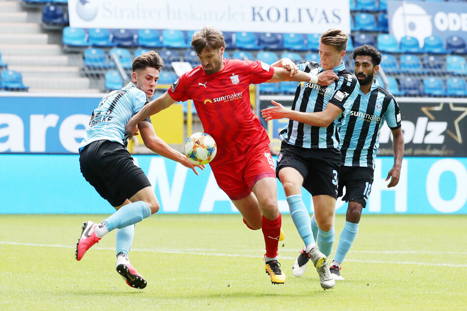 Zwickau Ronny König setzt sich gegen Gerrit Gohlke, Florian Flick und Mohamed Gouaida durch.