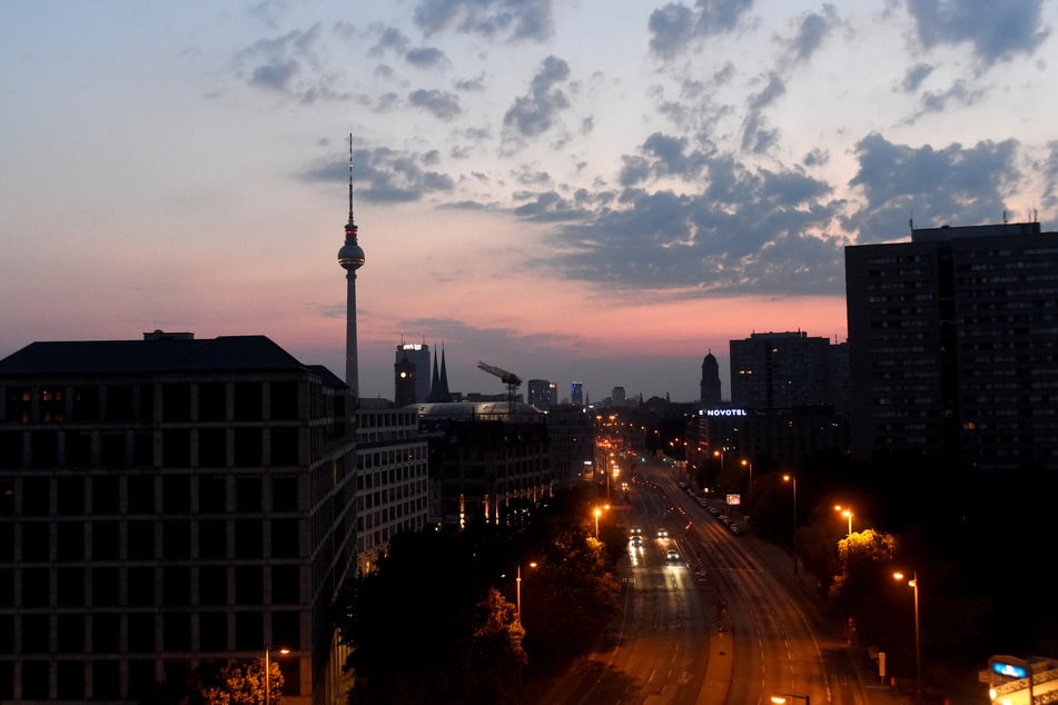 Die Sonne geht hinter dem Berliner Fernsehturm auf.