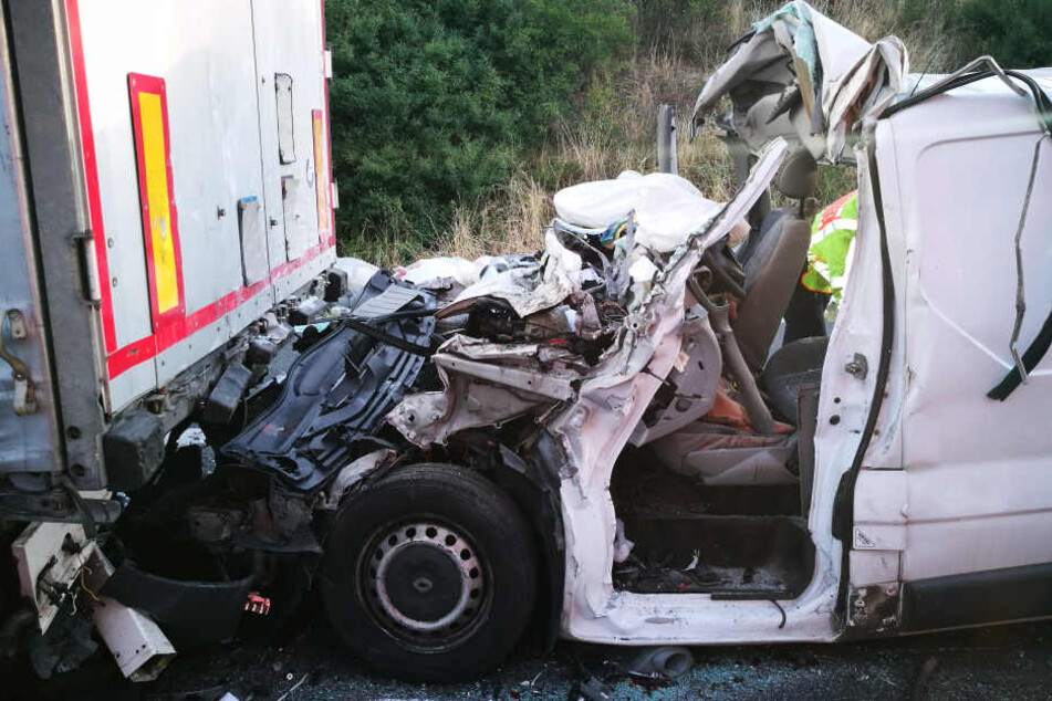 Ein völlig zerstörter Kleintransporter, in dem zwei Menschen starben.