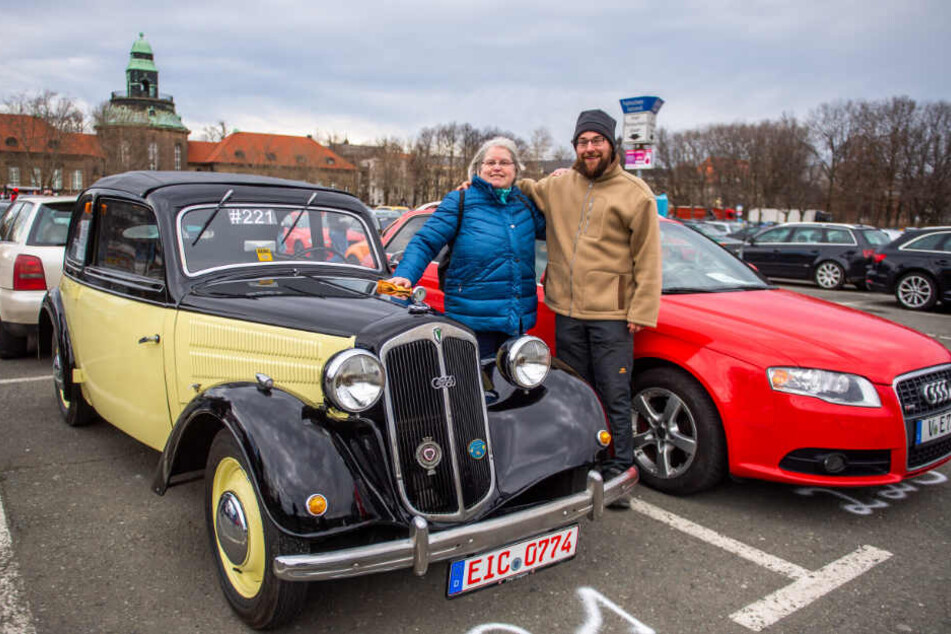 Auch in der Audi-Tradition: Claudia Gunkel (64) aus Thüringen reiste mit ihrem rund 80 Jahre alten "DKW F8 Meister Super Export Cabrio", produziert in den Chemnitzer "Auto Union"-Werken, an.
