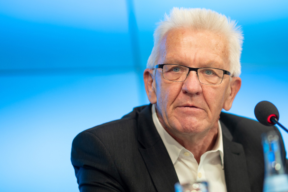 Ministerpräsident Winfried Kretschmann (72, Grüne) verabschiedet unter anderem auch Kultusministeriin Susanne Eisenmann (56, CDU).