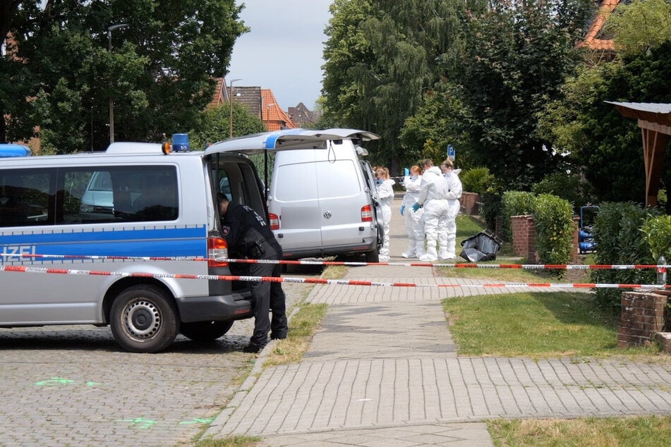 Spezialisten waren am Tatort, einem Gebäude einer Jugendeinrichtung, mit der Spurensicherung beschäftigt.