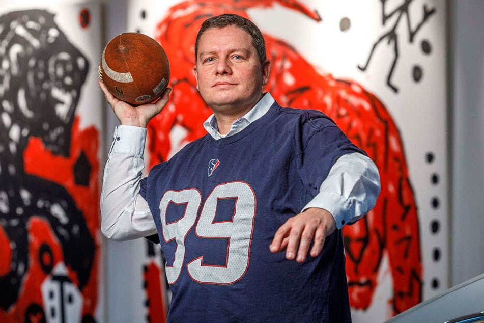 Ronald Schuster (40), Verkaufsleiter im Penck Hotel, freut sich auf Football gucken "im kleinen Kreis". Auch wenn sein Lieblings-Team, die Houston Texans, den Einzug ins Finale verpassten.