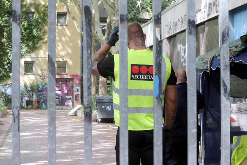 Ein Wachmann steht vor der besetzten Gerhart-Hauptmann-Schule in Friedrichshain-Kreuzberg.