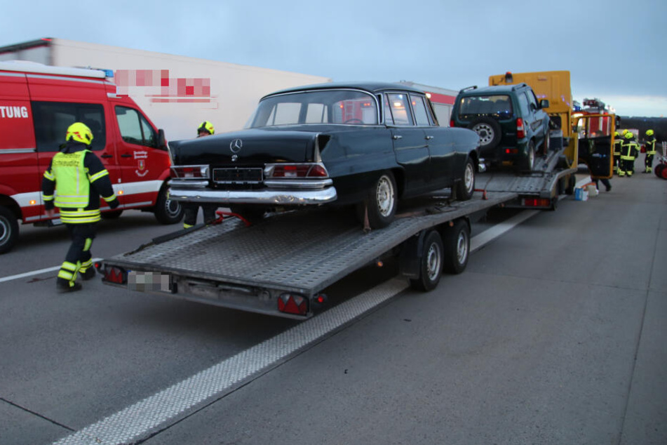 Der Berliner Kleintransporter hatte neben einem Suzuki-Geländewagen auch einen Oldtimer der Marke Mercedes geladen.