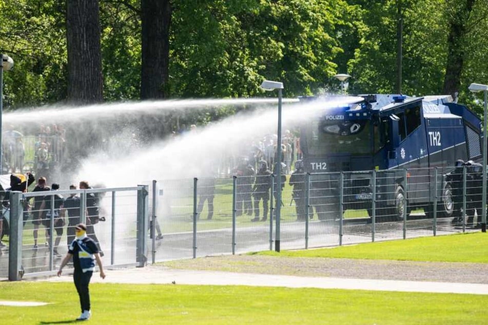 Auch Wasserwerfer kamen im Vorfeld zum Einsatz.