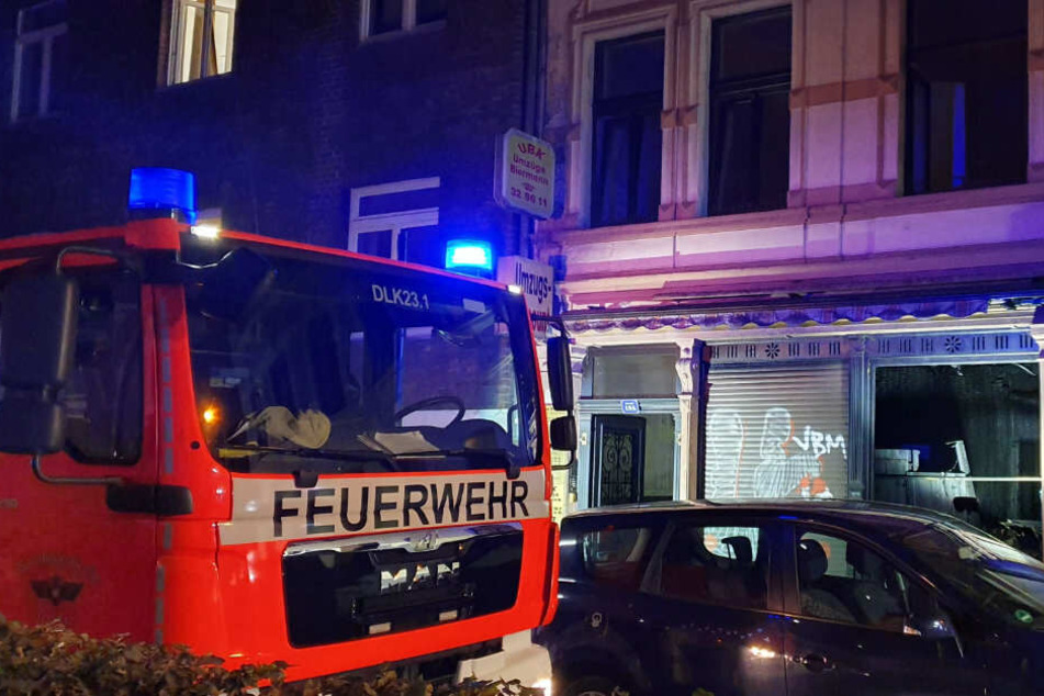 Die Feuerwehr vor Ort in der Annostraße.