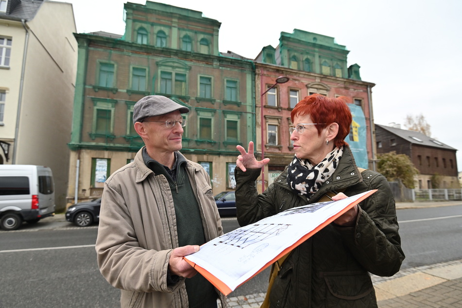 Eigentümer Rainer Hartl (57) und Grit Stillger (57) vom Stadtplanungsamt besprechen die Pläne für die maroden Gebäude an der Limbacher Straße 170/172.