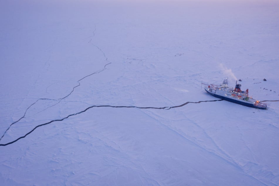 Das Forschungsschiff Polarstern liegt eingefroren im Eis der Zentralarktis.