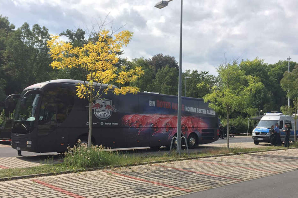 Der RB-Bus wurde auf P2 abgestellt, die Spieler mussten zu Fuß, damit quasi durch den Hintereingang ins Stadion und anschließend über den Rasen zur Kabine laufen.