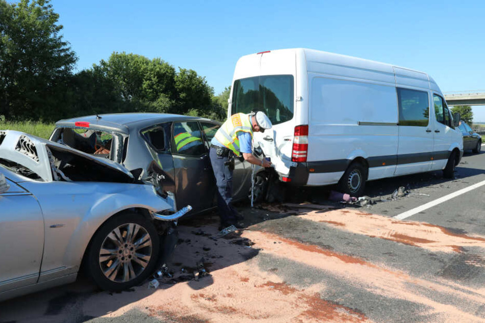 Vier Autos und ein Transporter waren in diesen Crash verwickelt.