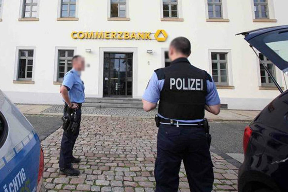 Drei Polizisten müsDas Opfer hatte am 24. Juli 2015 in der Commerzbank-Filiale am Dr.-Friedrichs-Ring randaliert.