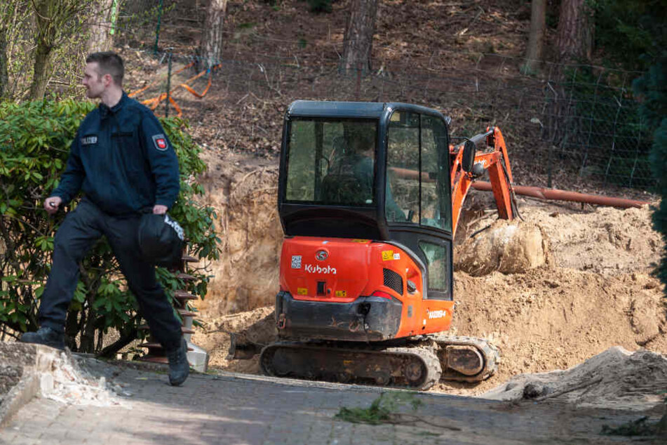 Polizisten graben im April 2018 auf dem ehemaligen Grundstück des Serienmörders.