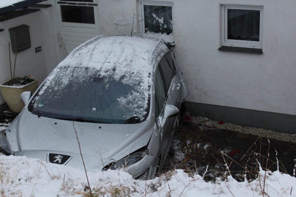 Der Wagen verkeilte sich zwischen Böschung und Hauswand.