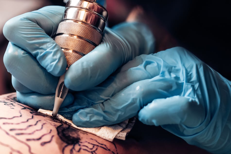 Es war ein Tattoo mit tödlichen Folgen. (Symbolbild)