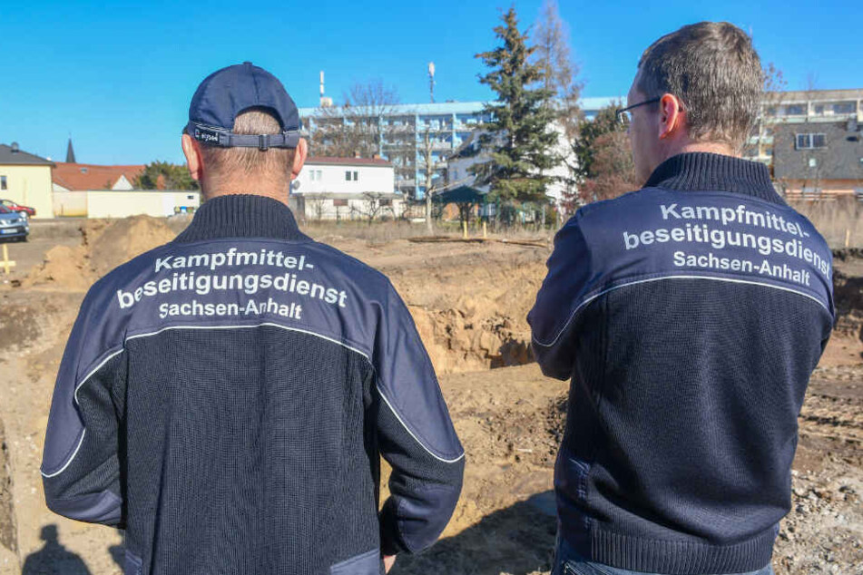 Einsatzkräfte des Kampfmittelbeseitigungsdiensts sind vor Ort.