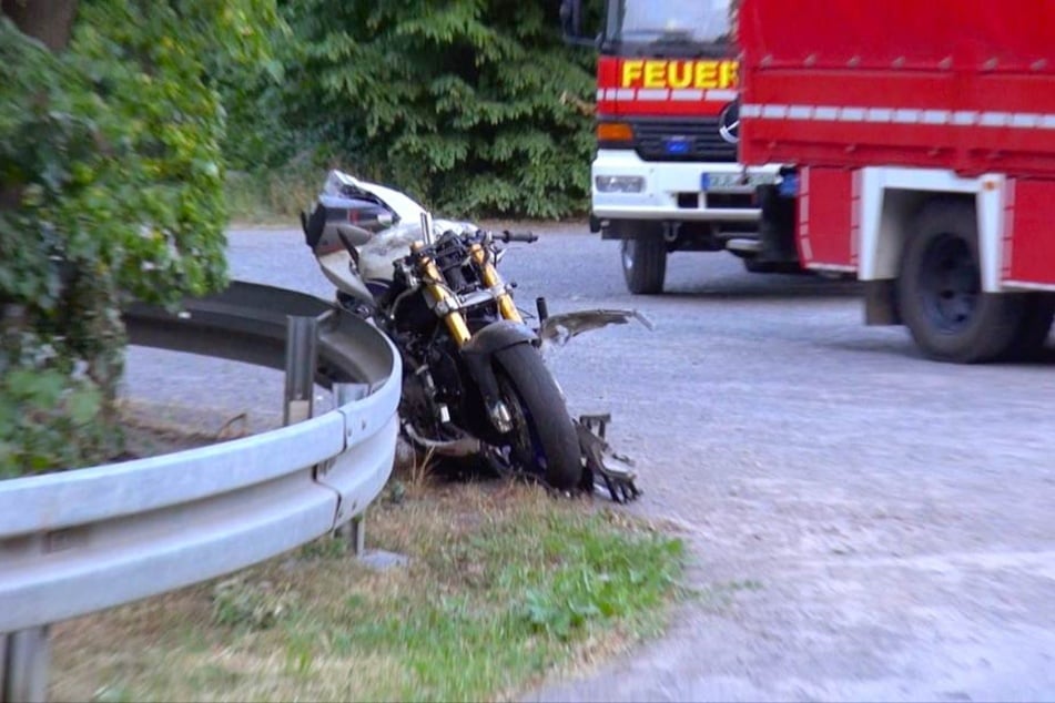 Das Motorrad lehnt nach dem schweren Crash völlig demoliert an einer Leitplanke neben dem Unfallort.