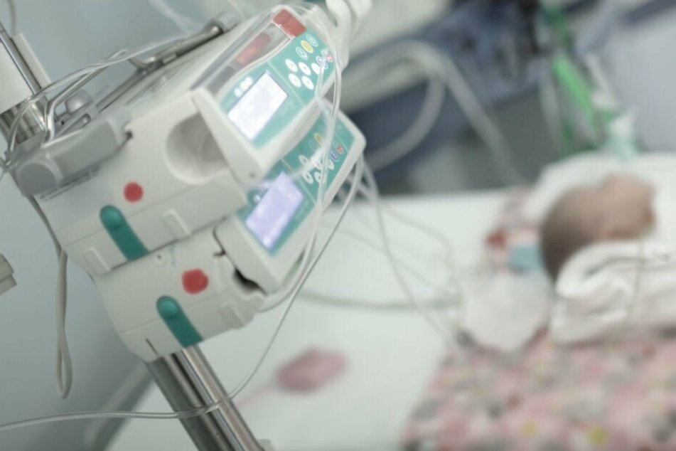 Das Baby kam ins Krankenhaus und überlebte dank der Ärzte. (Symbolbild)