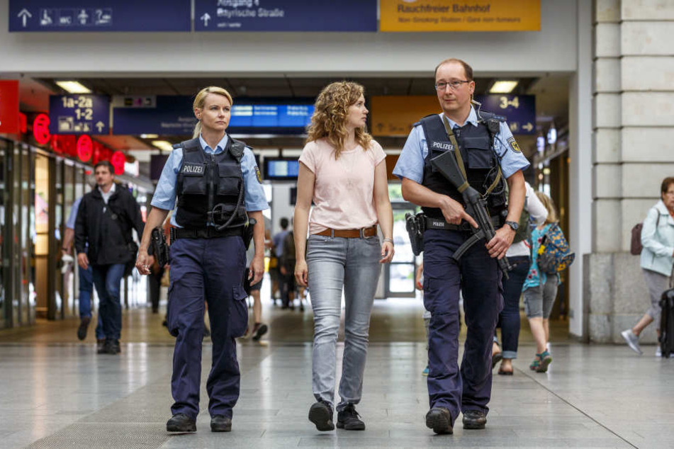 Schauspielerin Cornelia Gröschel (30) studiert, wie Ina Gumpert (37, POM) und Heiko Süßmilch (40, PHM) den Dresdner Hauptbahnhof sichern.