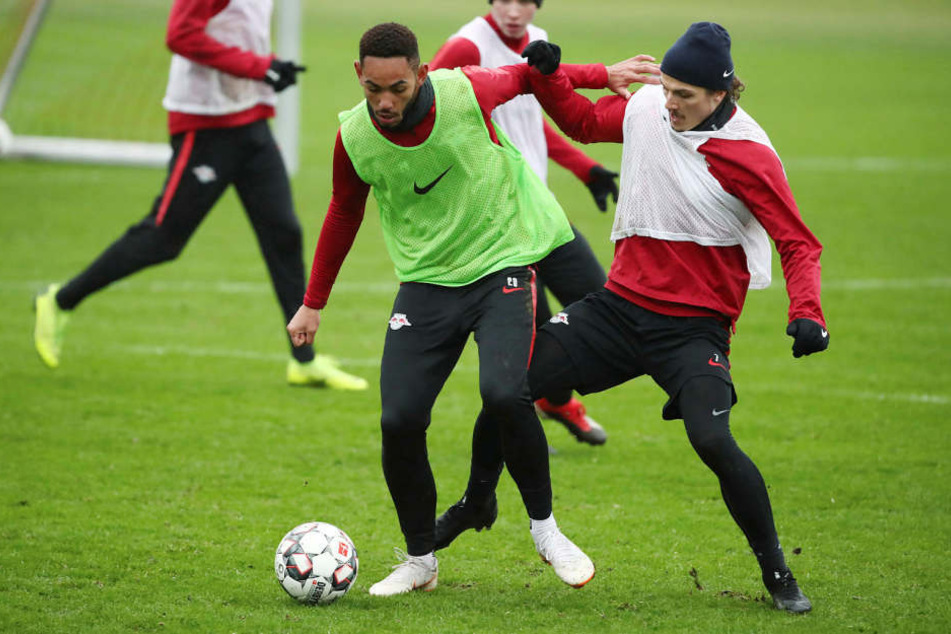 Matheus Cunha (l.) und Marcel Sabitzer streiten sich um den Ball. Am Samstag und Sonntag streifen sie sich wieder das gleiche Trikot über.