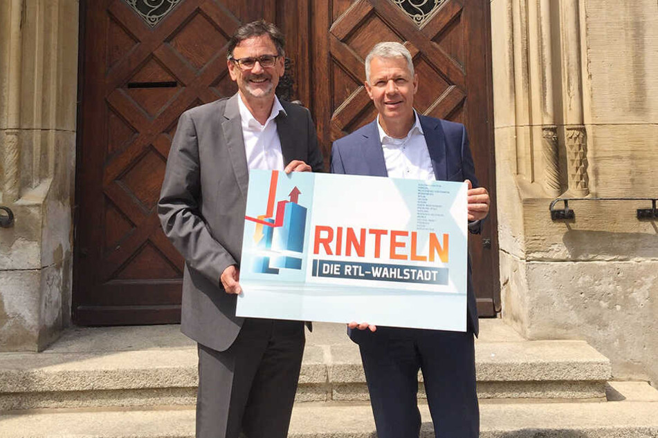 RTL-Chefmoderator Peter Kloeppel (re.) mit Bürgermeister Thomas Priemer.