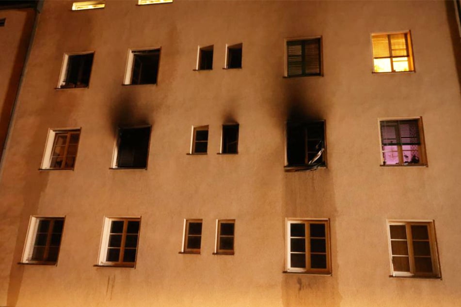 Dort brannte es in einer Wohnung. Einige Bewohner mussten evakuiert werden.