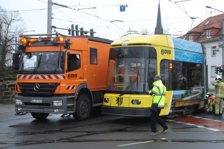 Die Straßenbahn der Linie 6 sprang aus den Gleisen.