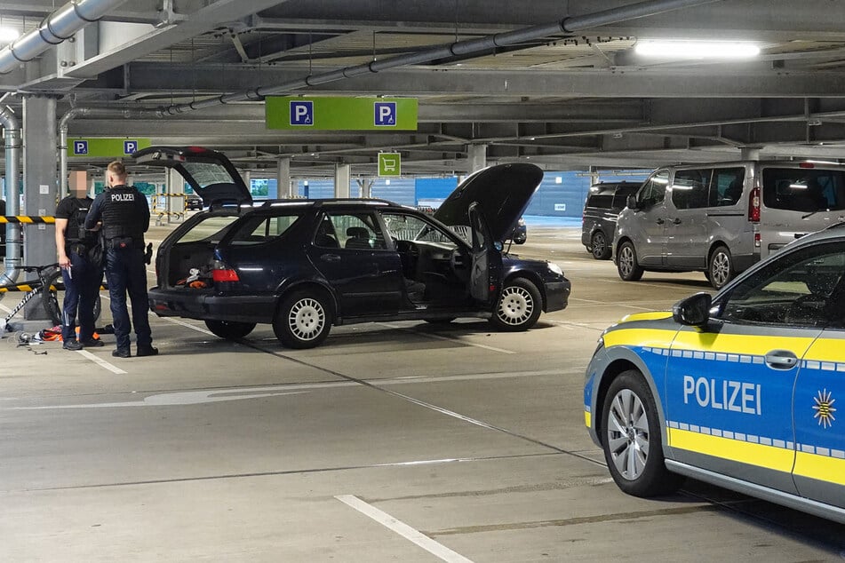 Die Polizisten nahmen den Saab nach der Festnahme genau unter die Lupe.