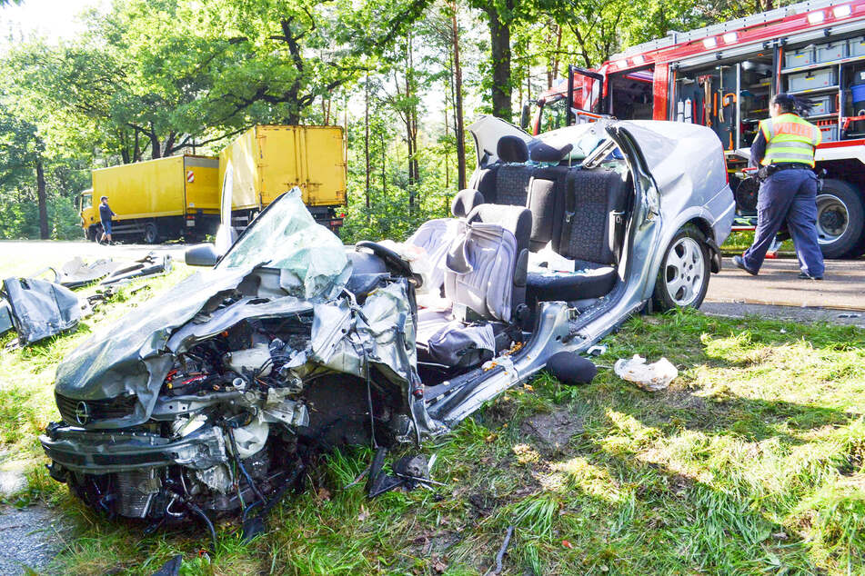 Vom Opel Astra blieb nach dem Unfall nur noch Schrott. Der Fahrer sei nach TAG24-Informationen vor Ort gestorben.