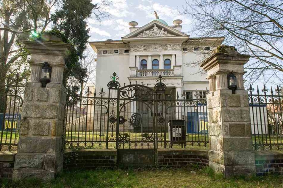 Die Villa Calé gehört seit 20 Jahren dem Emirat Katar und denen ist die Kunst im Giebel offenbar zu freizügig.