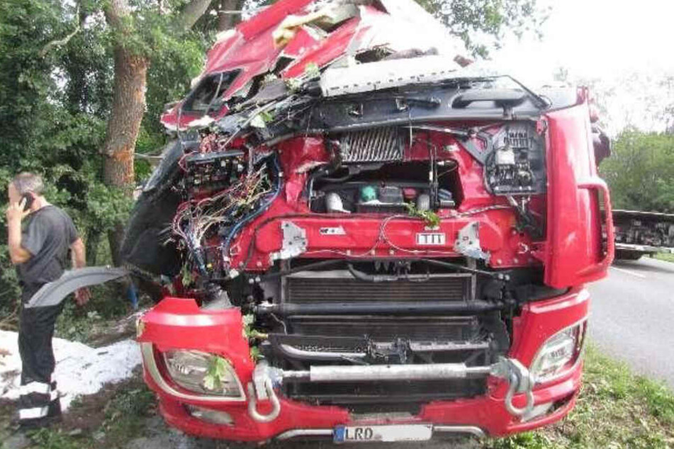 Der Lastwagen wurde durch den Unfall erheblich beschädigt.