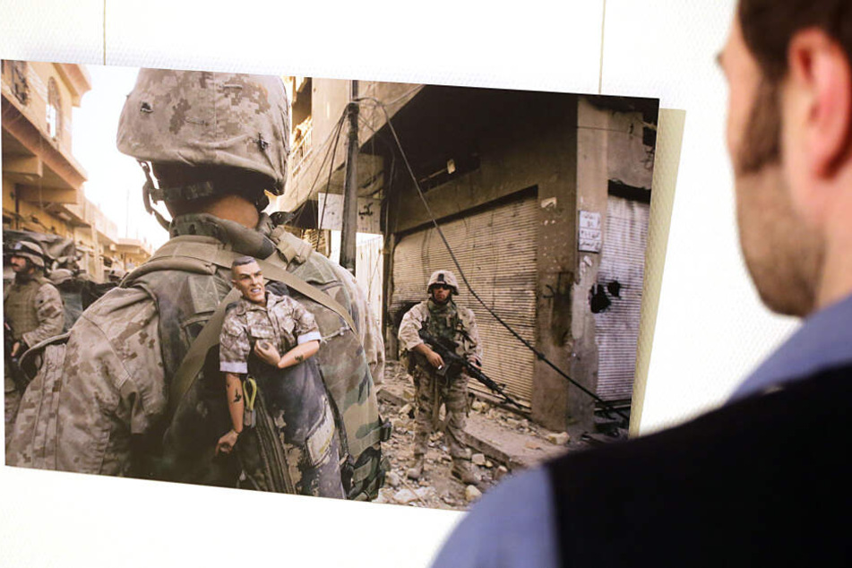 Ein Besucher schaut auf eine berühmte Aufnahme der Fotografin aus Afghanistan.