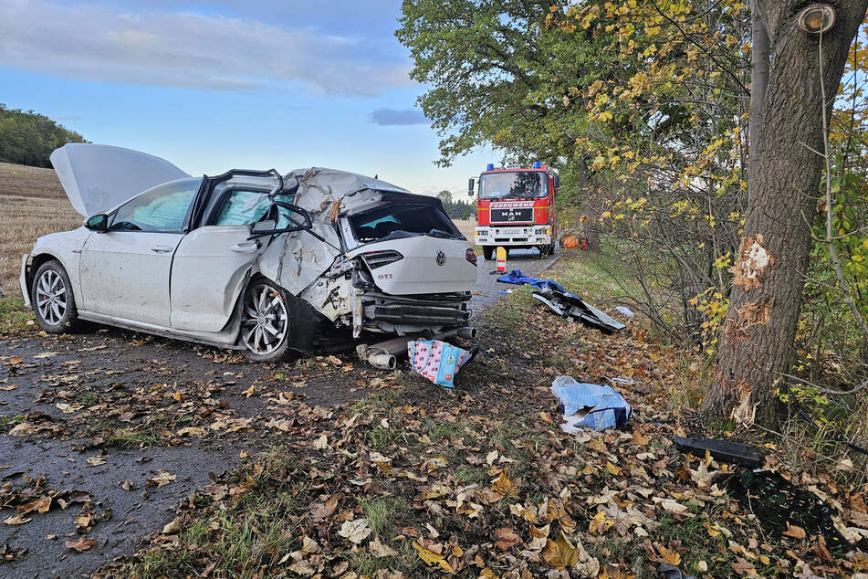 Der VW wurde durch den Unfall völlig zerstört - Airbags sprangen auf, die Karosserie war total zusammengedrückt.