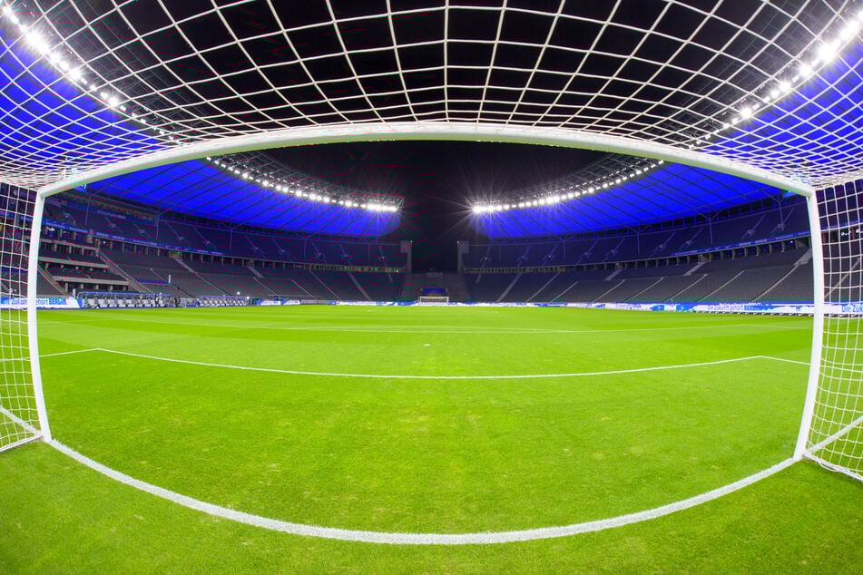 Das leere Berliner Olympiastadion. Wann hier und in den anderen Arenen wieder Zuschauer dabei sein werden, steht noch immer in den Sternen.