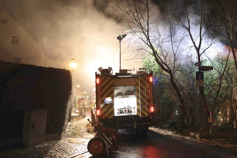 Dresden: Feuer in Einfamilienhaus: Bewohner will noch selbst löschen und muss ins Krankenhaus
