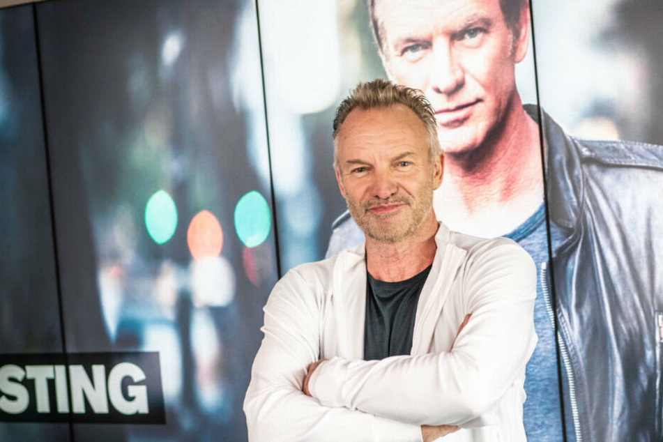 Rockstar Sting steht hinter einem Jugendfoto von sich in einem Studio des Radiosenders FFH. (Archivbild)